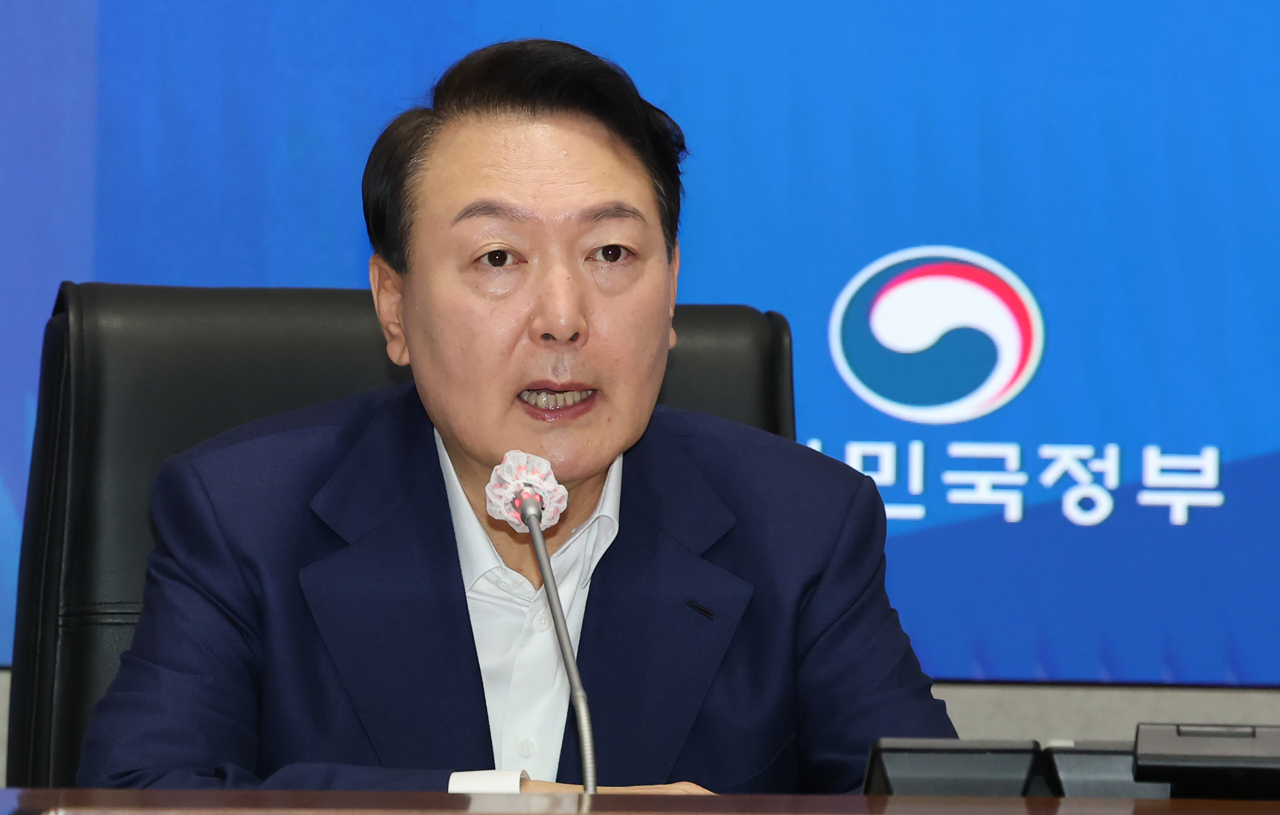 윤석열 대통령이 29일 오전 서울 세종로 정부서울청사에서 열린 코로나19 중앙재난안전대책본부 회의를 주재하고 있다. [연합]
