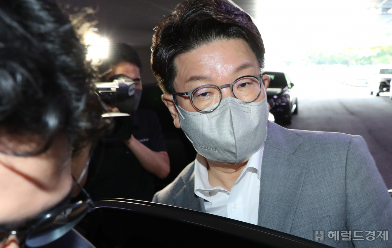 권성동 국민의힘 당대표 직무대행 겸 원내대표가 지난 29일 오전 서울 여의도 국회에서 최고위원회의를 마친 뒤 차량에 타고 있다. 이상섭 기자