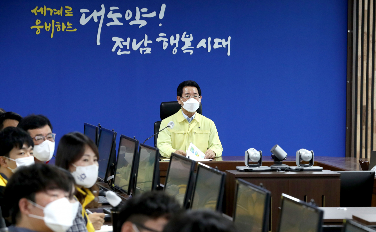 태풍 송다 대책회의를 주재하고 있는 김영록지사