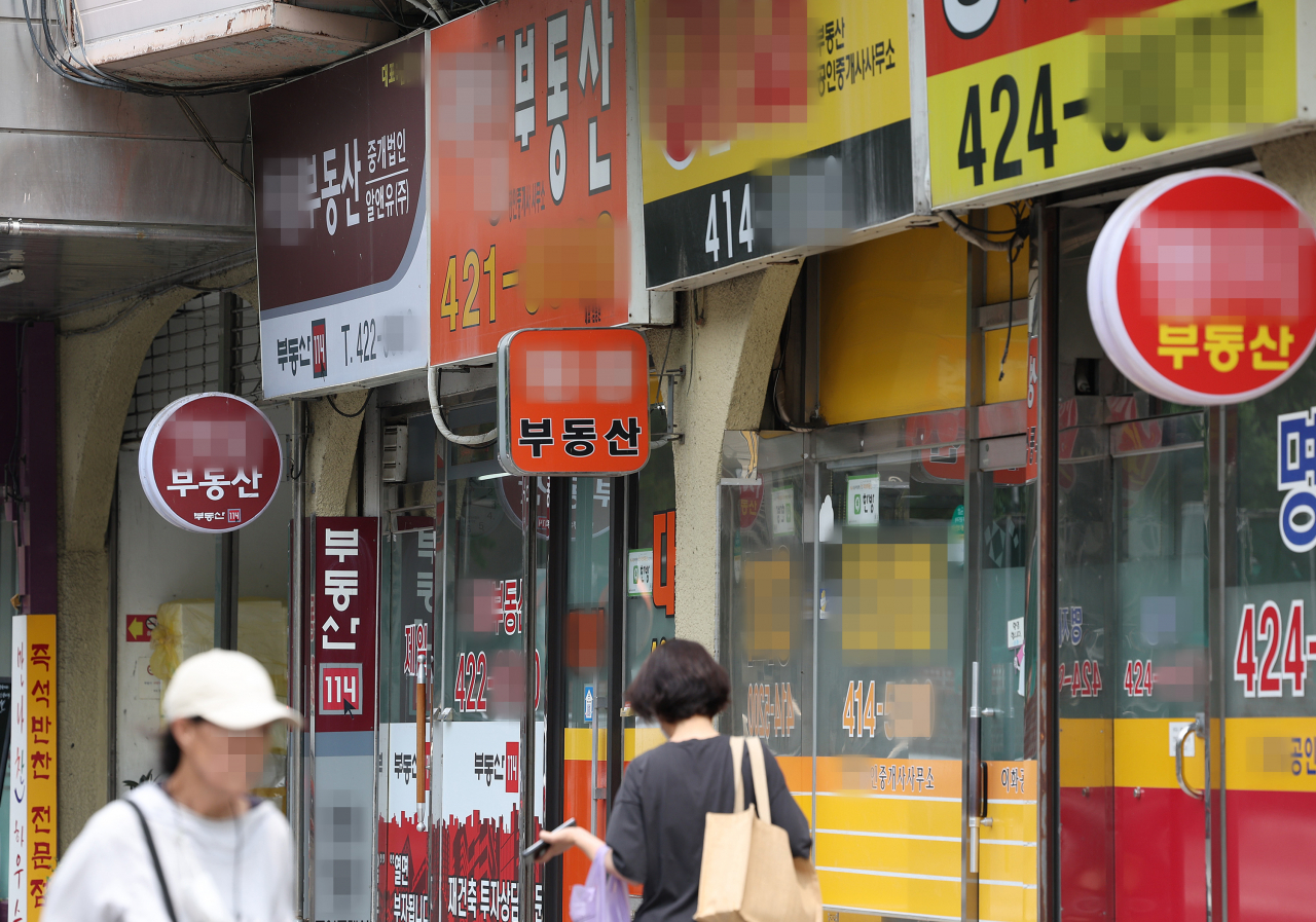 서울시내 한 상가에 밀집한 공인중개업소. [연합뉴스]