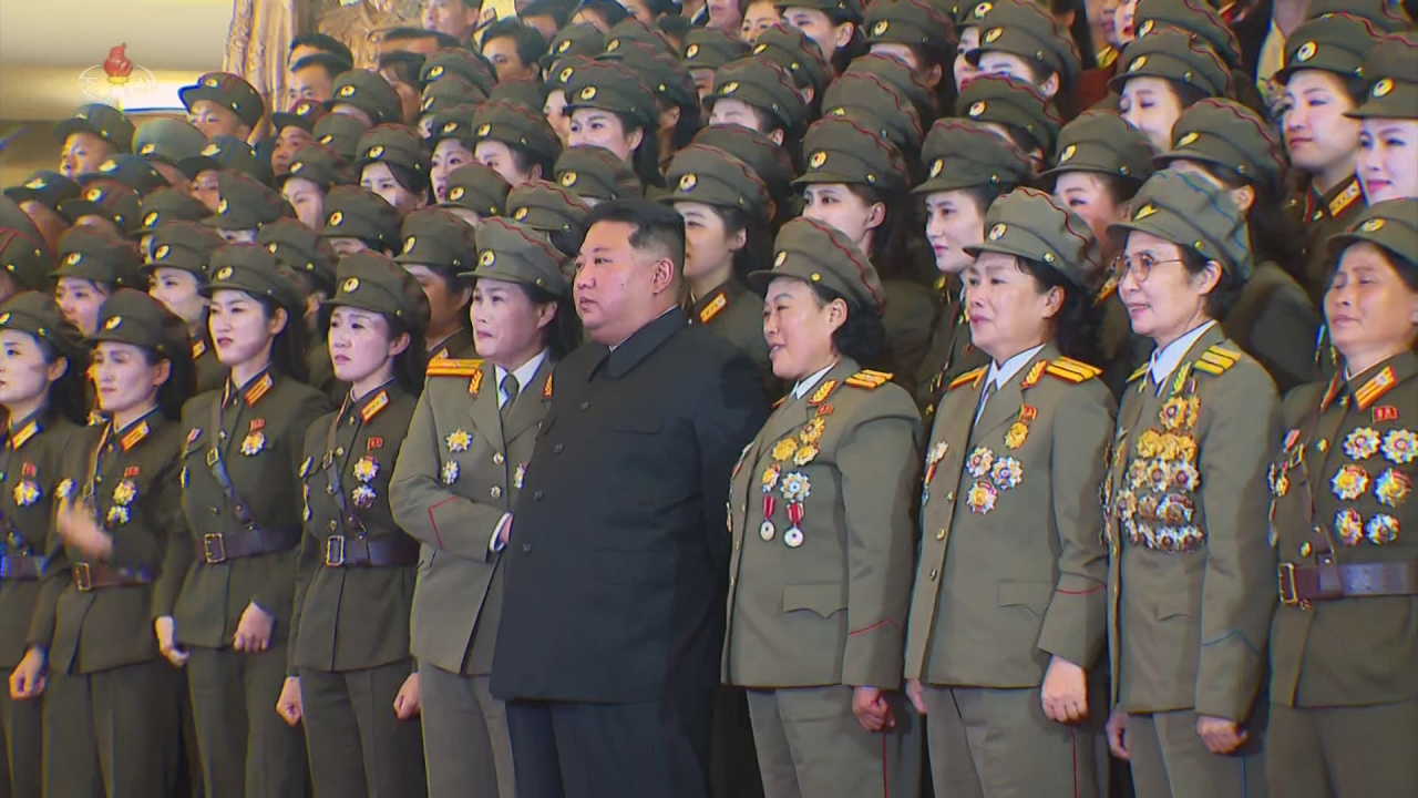 김정은 북한 국무위원장이 지난 28일 제8차 전국노병대회에 참가한 전승혁명사적부문 강사들을 조국해방전쟁승리기념관에서 만나 기념사진을 찍었다고 조선중앙TV가 29일 보도했다. [연합]