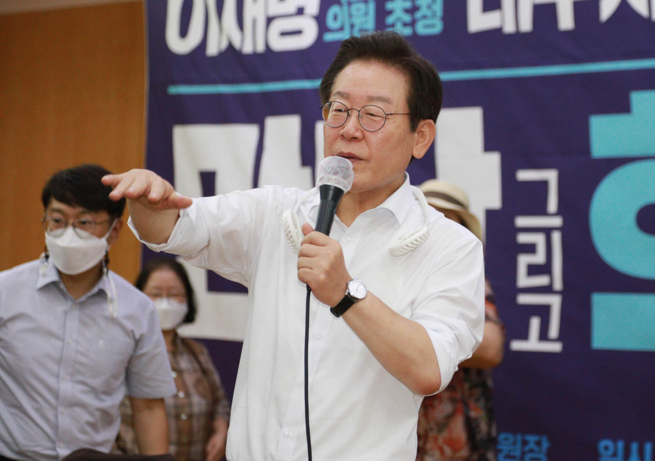 더불어민주당 당 대표 후보인 이재명 의원이 31일 대구 북구 엑스코에서 시민 토크쇼를 하고 있다.[연합]
