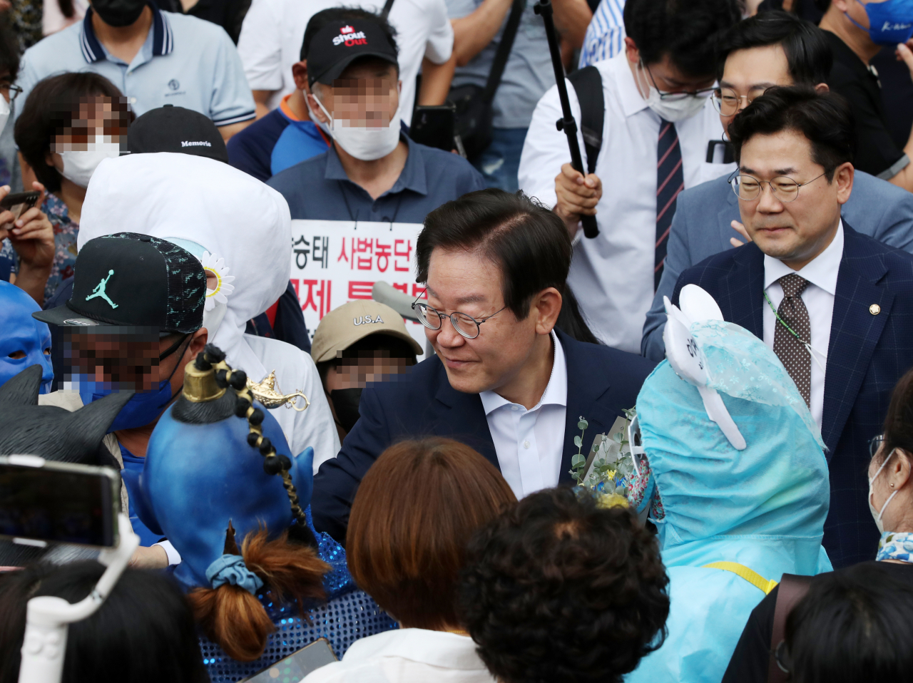 더불어민주당 이재명 당 대표 후보가 30일 강원 강릉시 허균 허난설헌 기념공원을 찾아 지지자 및 당원들과 인사를 하고 있다. [연합]