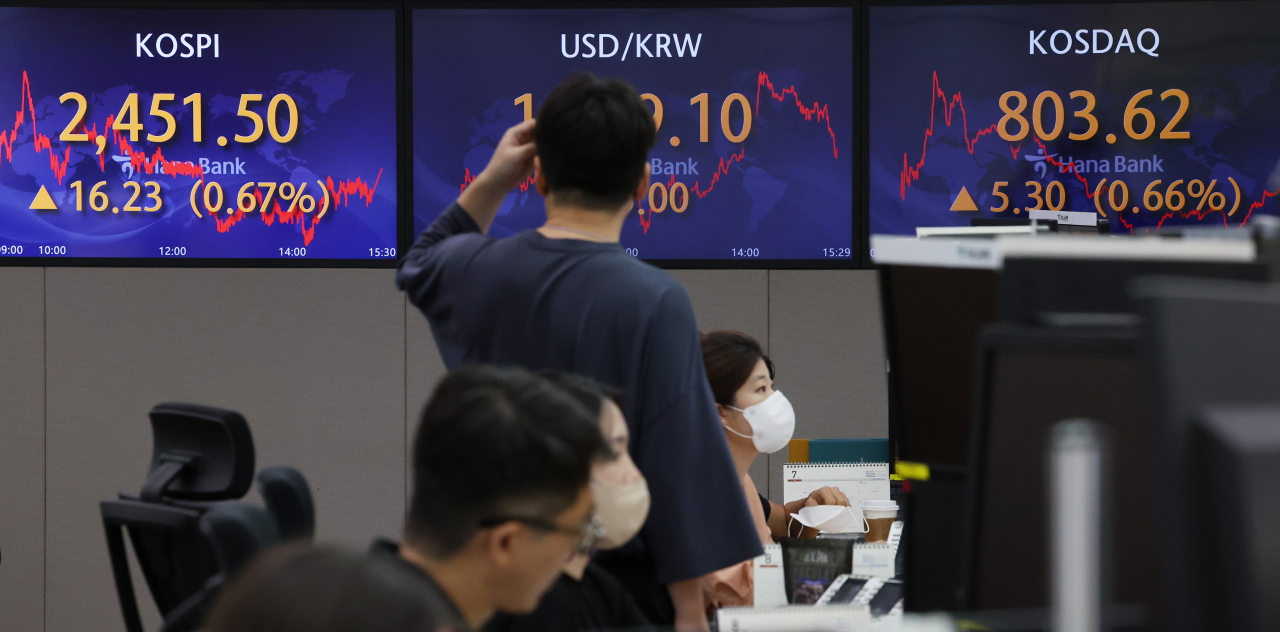 [사진=29일 명동 하나은행 본점 딜링룸 전광판에 코스피와 원/달러 환율, 코스닥 종가가 표시돼 있다.][연합]