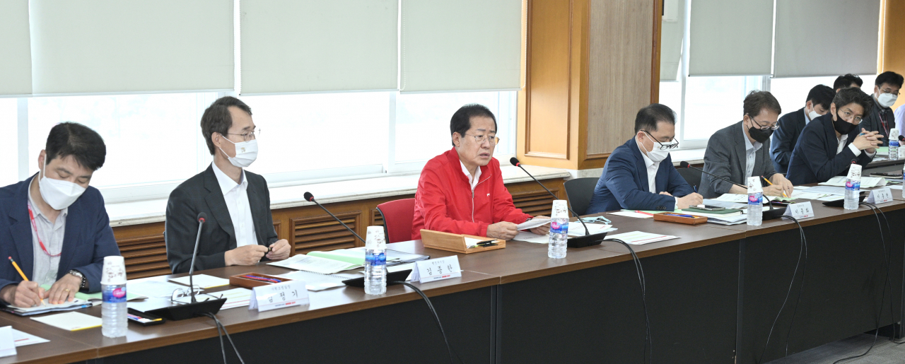홍준표 대구시장이 민선8기 출범이후 처음으로 각 실·국별로 업무보고를 받았다.[대구시 제공]