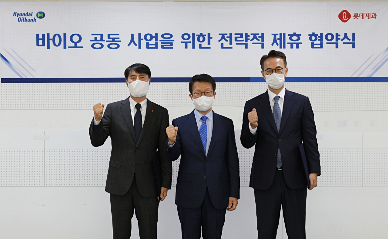 서울 중구 현대오일뱅크 서울사무소에서 롯데제과·현대오일뱅크 바이오 공동 사업을 위한 전략적 제휴 협약식에서 롯데제과 이진성 사업대표(왼쪽), 현대오일뱅크 주영민 대표이사(가운데), 이승수 글로벌사업본부장(오른쪽)이 기념 촬영을 하고 있다. [롯데제과 제공]