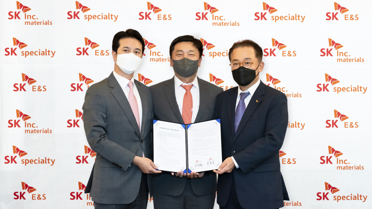 추형욱(왼쪽부터) SK E&S 대표이사 사장과 이용욱 SK㈜ 머티리얼즈 이용욱 대표이사 사장, 이규원 SK스페셜티 대표이사 사장이 직접 재생에너지 전력거래계약 체결 후 기념사진을 촬영하고 있다. [SK E&S 제공]