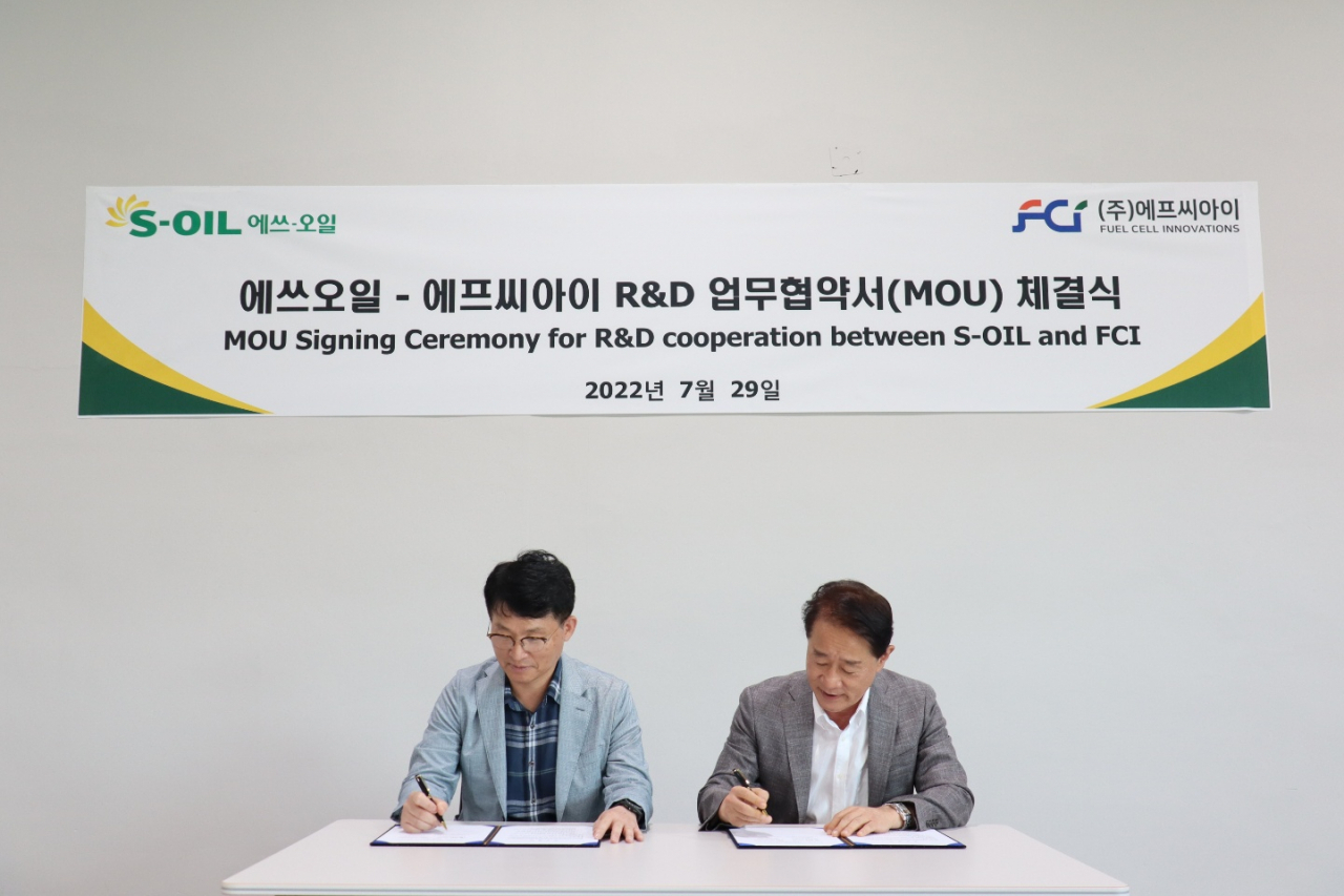 이정익(왼쪽) 에쓰오일 전무와 이태원 FCI 대표가 29일 대전 유성구 FCI 본사에서 연구개발(R&D) 업무협약서에 서명하고 있다. [에쓰오일 제공]