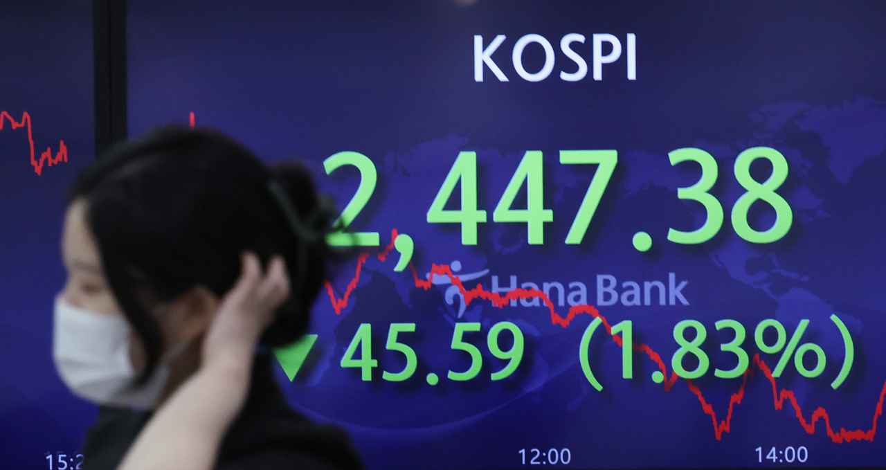 An electronic board showing the Korea Composite Stock Price Index (Kospi) at a dealing room of the Hana Bank headquarters in Seoul on Monday. (Yonhap)