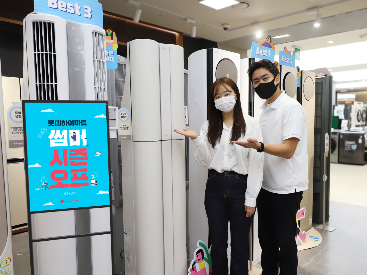 롯데하이마트는 8월 한 달간 ‘썸머 시즌오프’ 행사를 열고, 아직 에어컨 구매를 망설이는 소비자를 위해 에어컨 등 냉방가전 제품을 할인 판매한다. 롯데하이마트 대치점에서 모델들이 다양한 브랜드의 에어컨 제품을 살펴보고 있다.[롯데하이마트 제공]