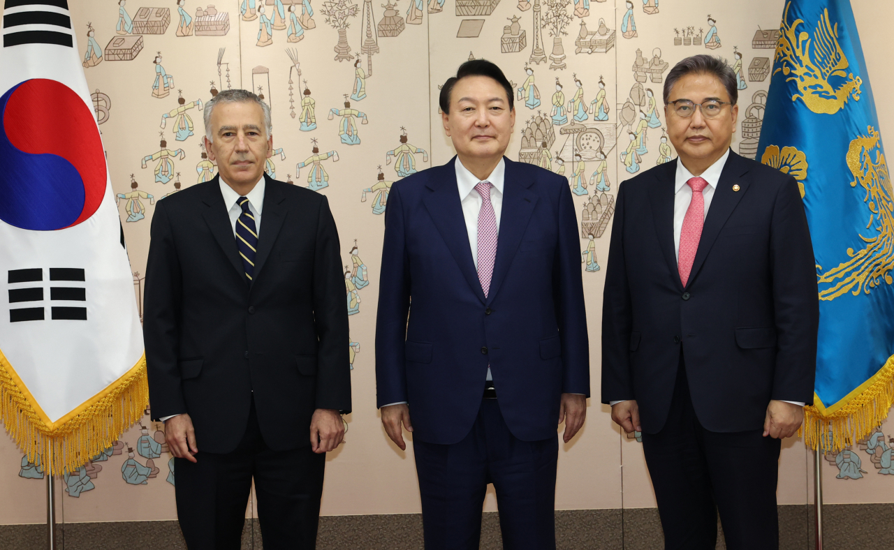지난 29일 서울 용산 대통령실에서 열린 주한대사 신임장 제정식에 참석한 윤석열 대통령(가운데)와 필립 골드버그 주한 미국대사(왼쪽), 박진 외교부 장관. [연합]