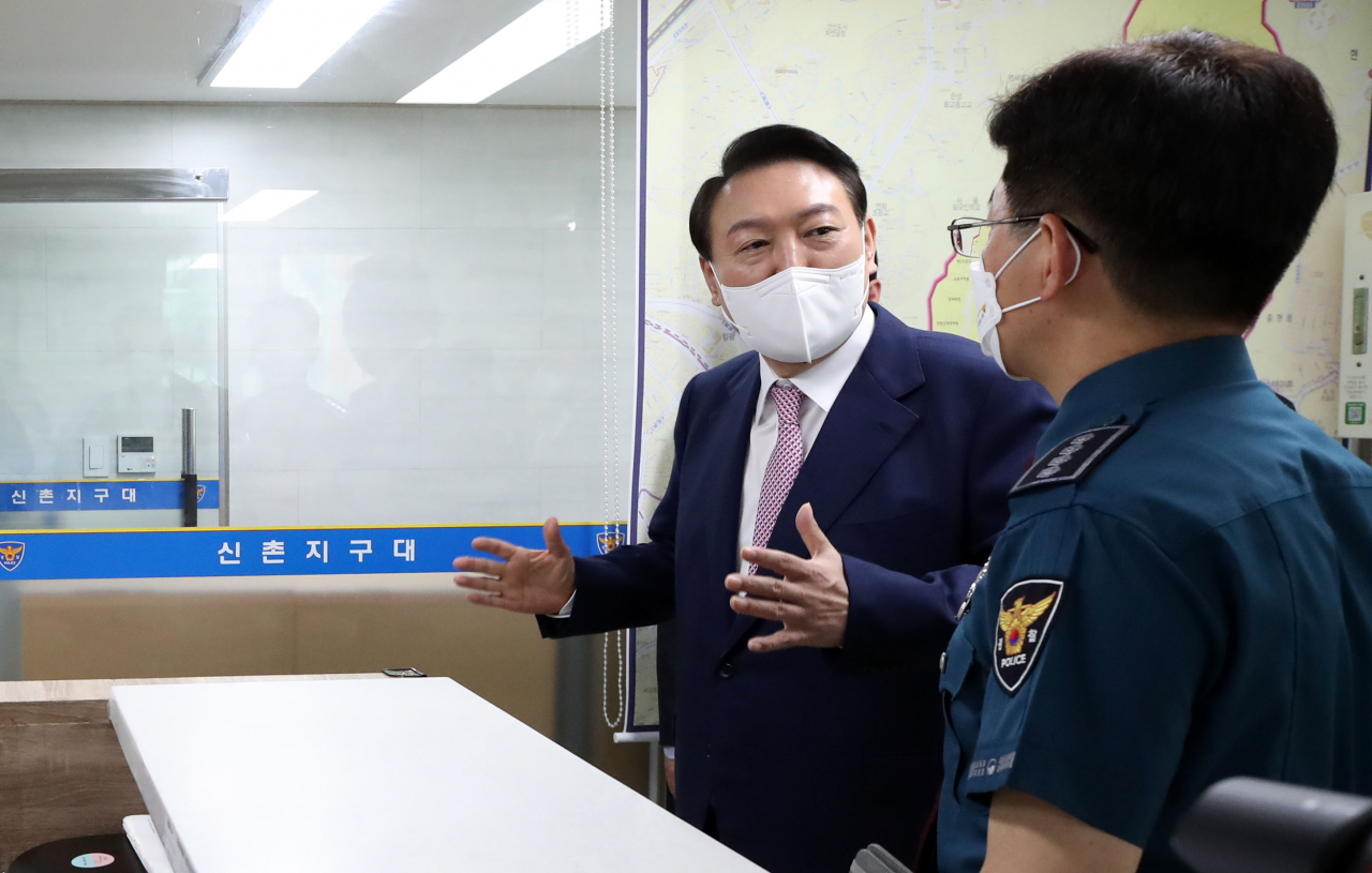 윤석열 대통령이 29일 오전 서울 서대문구 신촌지구대를 방문, 이선래 서대문경찰서장과 대화하고 있다. [연합]