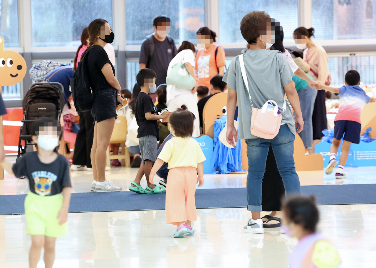 2025년부터 초등학교 입학 연령을 만 6세에서 만 5세로 낮추는 학제개편안을 두고 논란이 커지고 있다. 지난 7월 31일 오후 서울 광진구 어린이대공원에서 아이들과 부모들이 즐거운 시간을 보내고 있다.(사진은 기사 내용과 관련 없음) [연합]