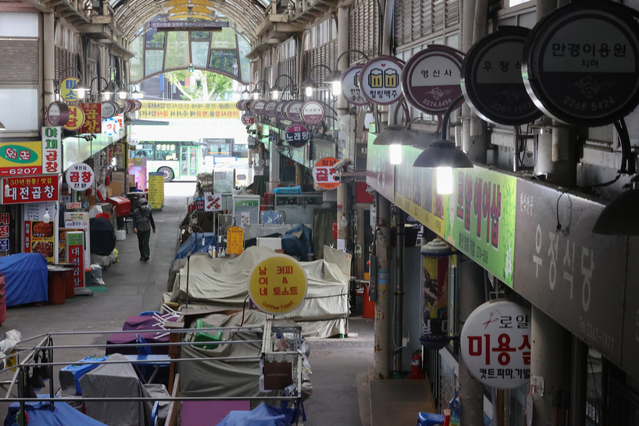 서울 종로신진시장 상점들이 문을 닫아 한산한 모습이다. [연합]