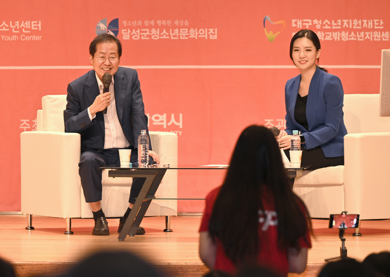 홍준표 대구시장이 29일 대구 북구 경북대학교 글로벌플라자에서 열린 '2022년 대구 청소년참여기구 연합 워크숍'에서 참석자들의 질문에 답하고 있다. [연합]