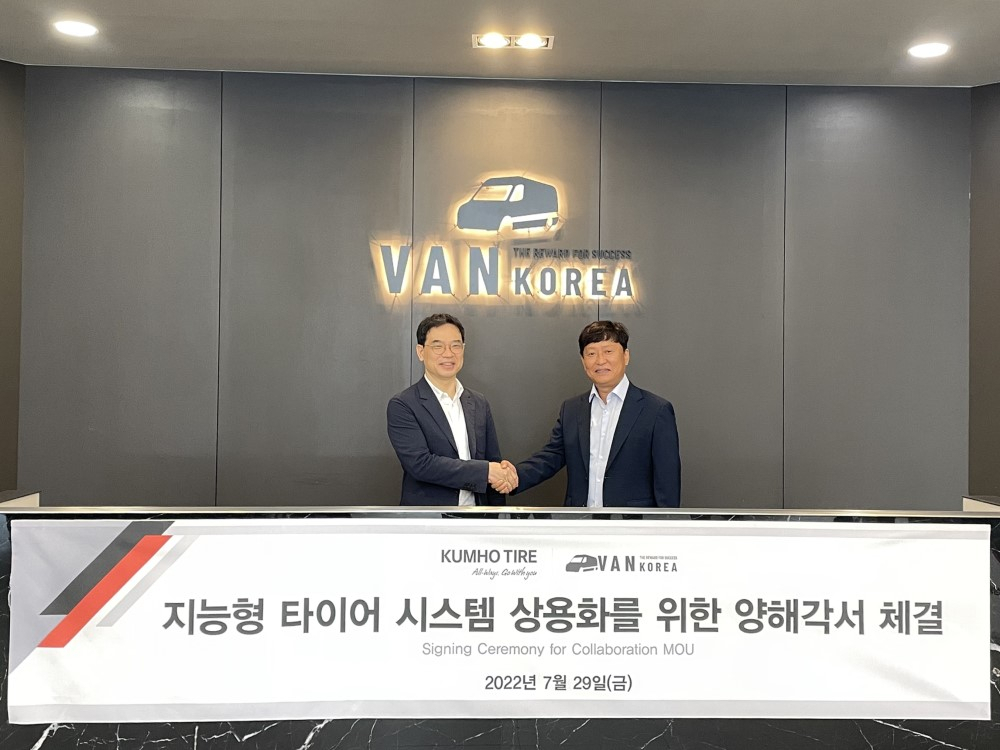 마상문(왼쪽부터) 금호타이어 전략기획담당 상무, 정무열 밴코리아 사장이 지난달 29일 ‘타이어 토털 솔루션’ 상용화 추진을 위한 양해각서를 체결한 뒤 기념사진을 촬영하고 있다. [금호타이어 제공]