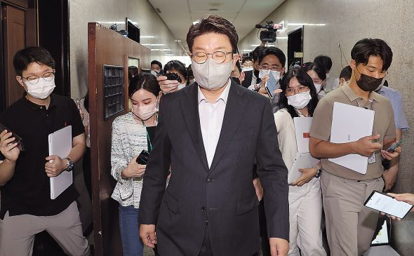 당대표 직무대행 사퇴를 선언한 권성동 국민의힘 원내대표가 1일 오전 서울 여의도 국회 원내대표실 앞에서 기자들의 질문에 답하고 있다. 권 원내대표는 비상대책위원회로 지도 체제를 전환하겠다고 밝혔다. 이상섭 기자