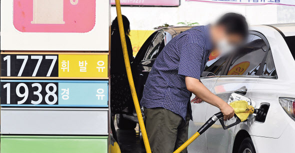국제유가 하락과 유류세 추가 인하로 전국 평균 휘발류 가격이 리터당 1800원대에 진입하고 일부 주유소에서는 1700원대에 판매되는 등 유류 가격이 하락하고 있다. 1일 서울 양천구의 한 주유소 가격표에 휘발유 1700원대, 경유 1900원대 가격이 표기되어 있다. 임세준 기자
