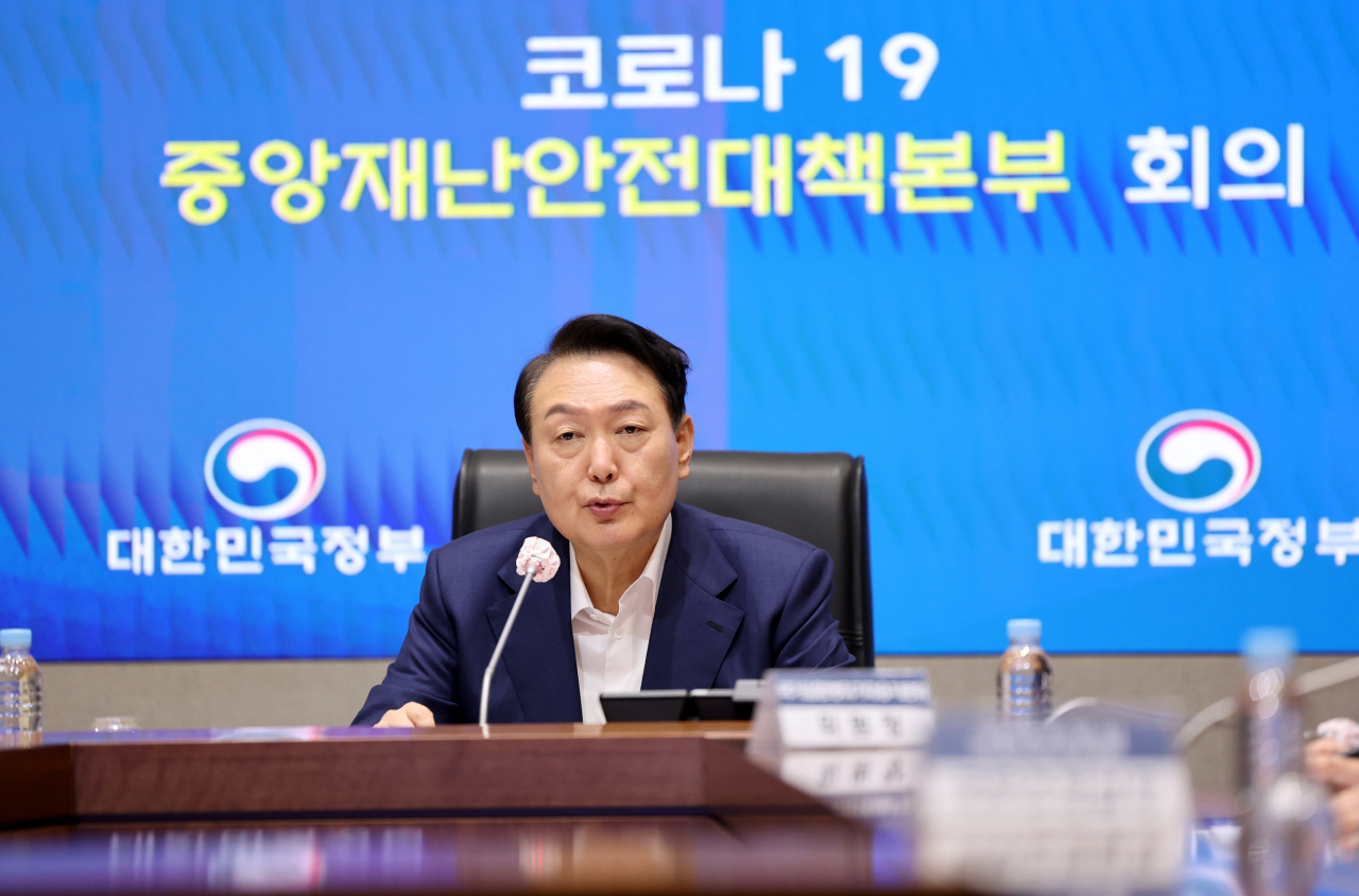 윤석열 대통령이 29일 오전 서울 세종로 정부서울청사에서 열린 코로나19 중앙재난안전대책본부 회의를 주재하고 있다. [연합]