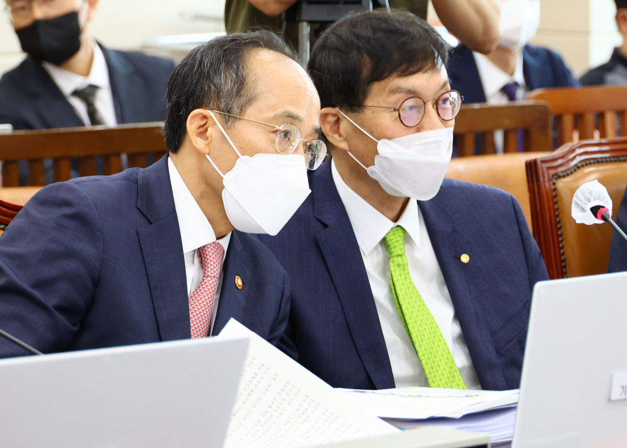 추경호 부총리 겸 기획재정부 장관(왼쪽)과 이창용 한국은행 총재가 1일 서울 여의도 국회에서 열린 기획재정위원회 전체회의에서 대화하고 있다. 연합뉴스