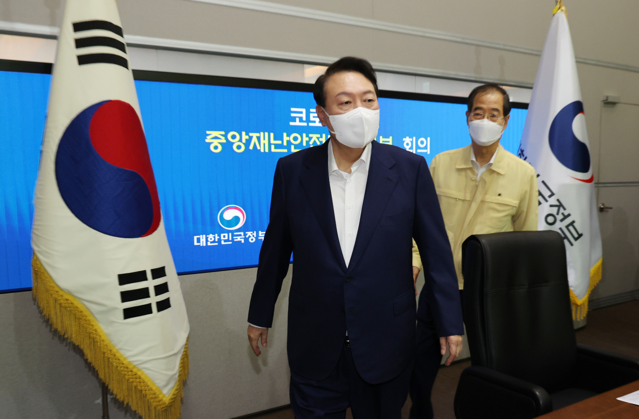 윤석열 대통령이 29일 오전 서울 세종로 정부서울청사에서 열린 코로나19 중앙재난안전대책본부 회의에 입장하고 있다. [연합]