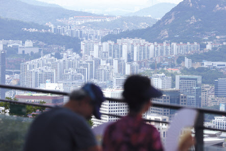서울 남산에서 본 아파트. [연합]