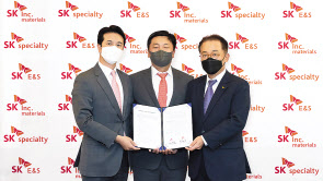 체결식에 참가한 추형욱(왼쪽부터) SK E&S 대표이사 사장, 이용욱 SK㈜ 머티리얼즈 이용욱 대표이사 사장, 이규원 SK스페셜티 대표이사 사장. [SK E&S 제공]