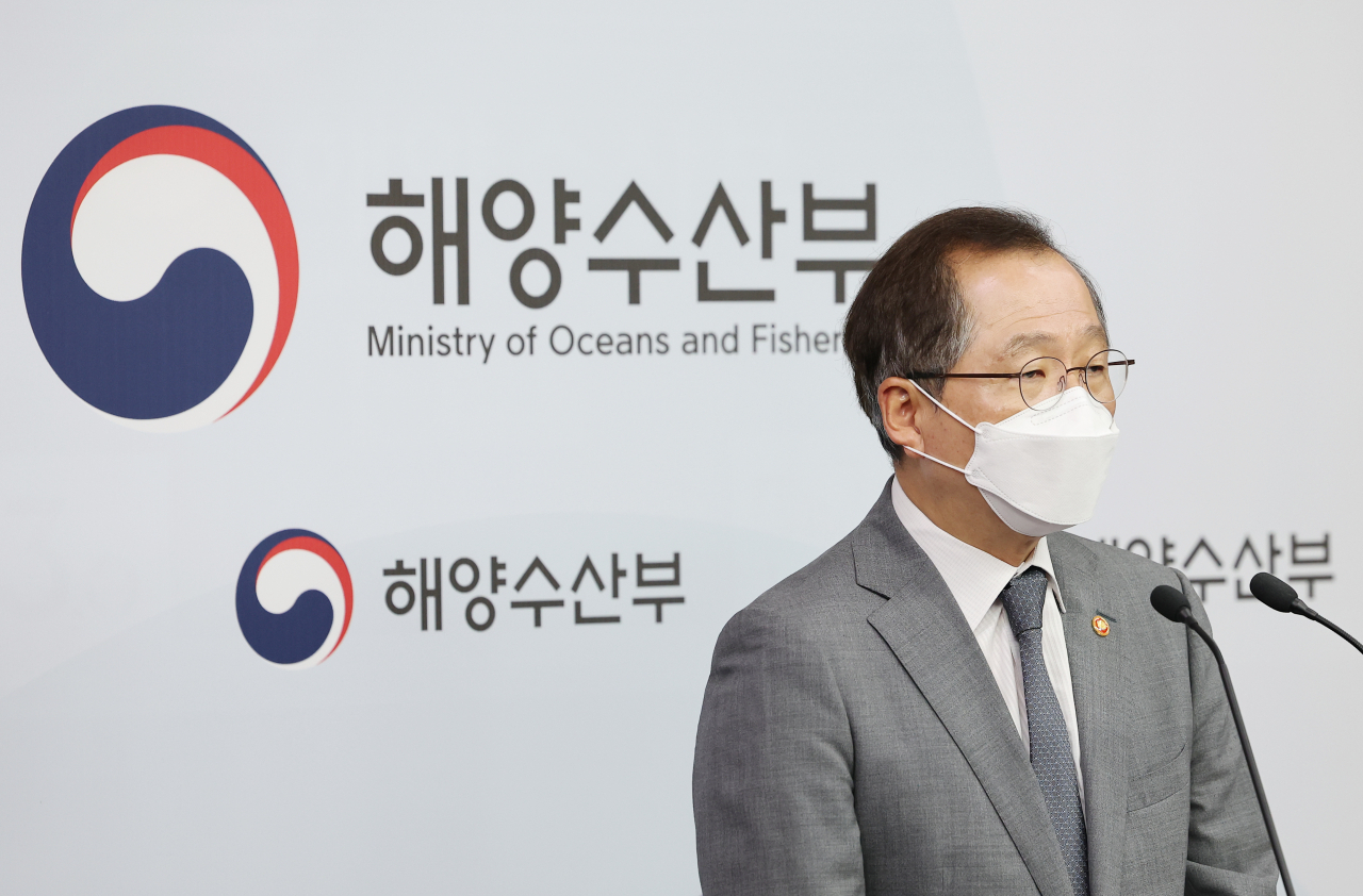 해양수산부가 연내에 어촌뉴딜300 사업지의 50% 이상을 준공하기로 했다. 후쿠시마 원전 오염수 방출에 대비한 방사능 조사와 수산물 안전검사도 강화한다. 중국 불법어업엔 보다 철저한 대응을 약속했다. 조승환 해수부 장관은 1일 국회 농림축산식품해양수산위원회에 참석해 이같이 밝혔다. 사진은 지난달 27일 정부세종청사 해양수산부 브리핑실에서 '해양 바이오 산업 신성장 전략'을 발표하고 있는 조 장관. [연합]