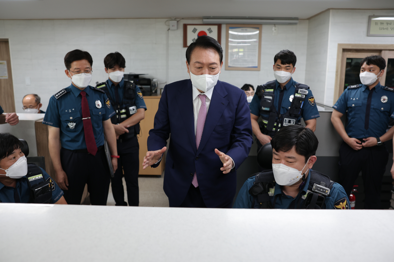 윤석열 대통령이 지난달 29일 오전 서울 서대문구 신촌지구대를 방문, 경찰들과 업무 관련 대화를 하고 있다. [연합]