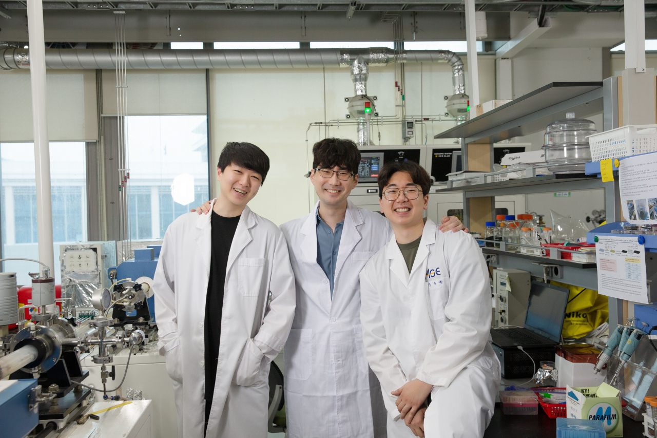 이번 연구를 주도한 UNIST 박혜성 교수 연구팀. 왼쪽부터 김형민 연구원, 최윤성 연구원, 구동환 연구원.[UNIST 제공]