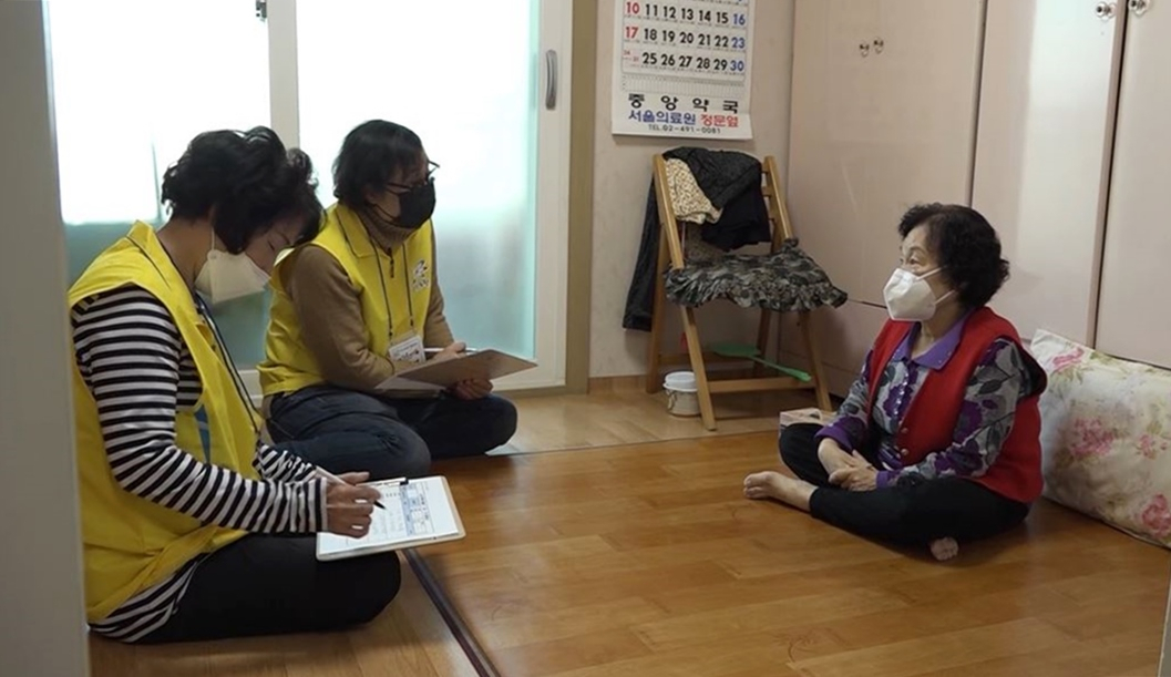 노원똑똑똑돌봄단이 중장년층 1인 가구에 방문해 안부를 확인하는 모습. [노원구청 제공]