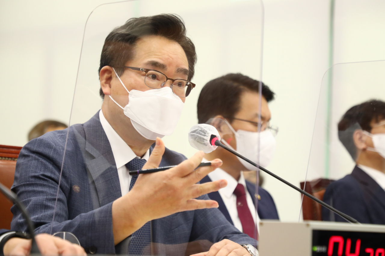 정황근 농림축산식품부 장관이 1일 서울 여의도 국회에서 열린 농림축산식품해양수산위원회 전체회의에서 의원 질의에 답변하고 있다. [연합］