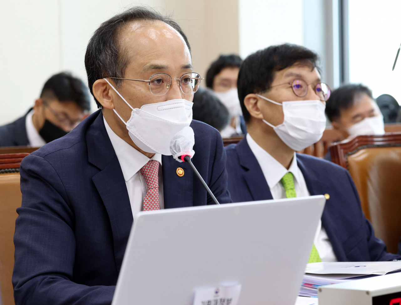 추경호 부총리 겸 기획재정부 장관이 1일 서울 여의도 국회에서 열린 기획재정위원회 전체회의에서 의원 질의에 답변하고 있다. [연합］