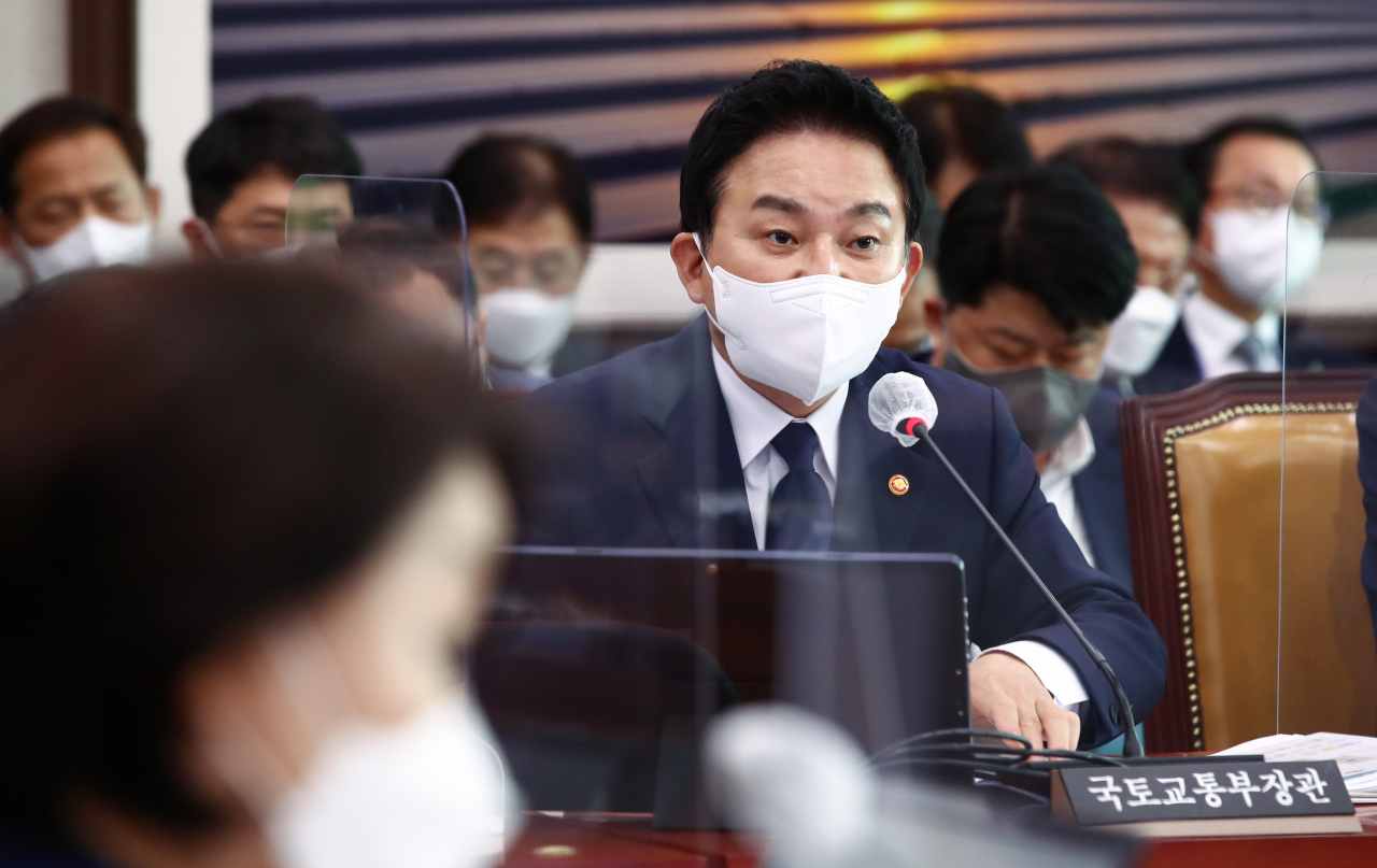 원희룡 국토교통부 장관이 1일 국회에서 열린 국토교통위원회 전체회의에서 의원 질의에 답변하고 있다. [연합뉴스]