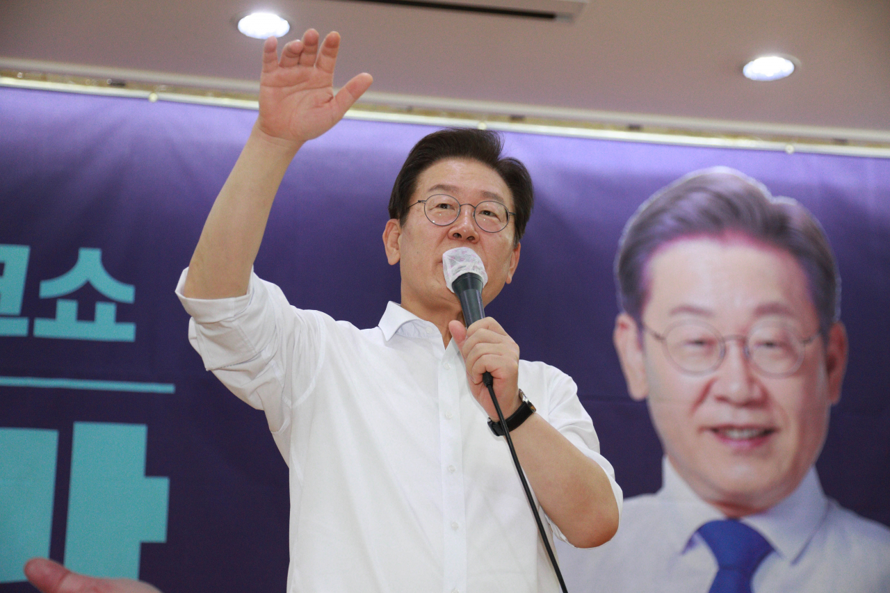 더불어민주당 당 대표 후보인 이재명 의원이 지난달 31일 대구 북구 엑스코에서 시민 토크쇼를 하고 있다. [연합]