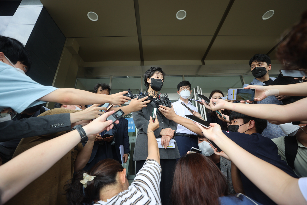 박순애 부총리 겸 교육부 장관이 1일 오후 서울 영등포구 한국교육시설안전원에서 초등학교 입학 연령 하향 학제개편안에 대해 취재진과 질의응답을 하고 있다. [연합]