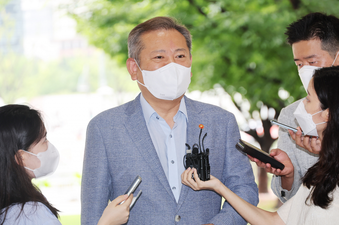 이번 주 휴가를 취소한 이상민 행정안전부 장관이 1일 오전 정부서울청사에 출근하며 기자의 질문에 답하고 있다. [연합]