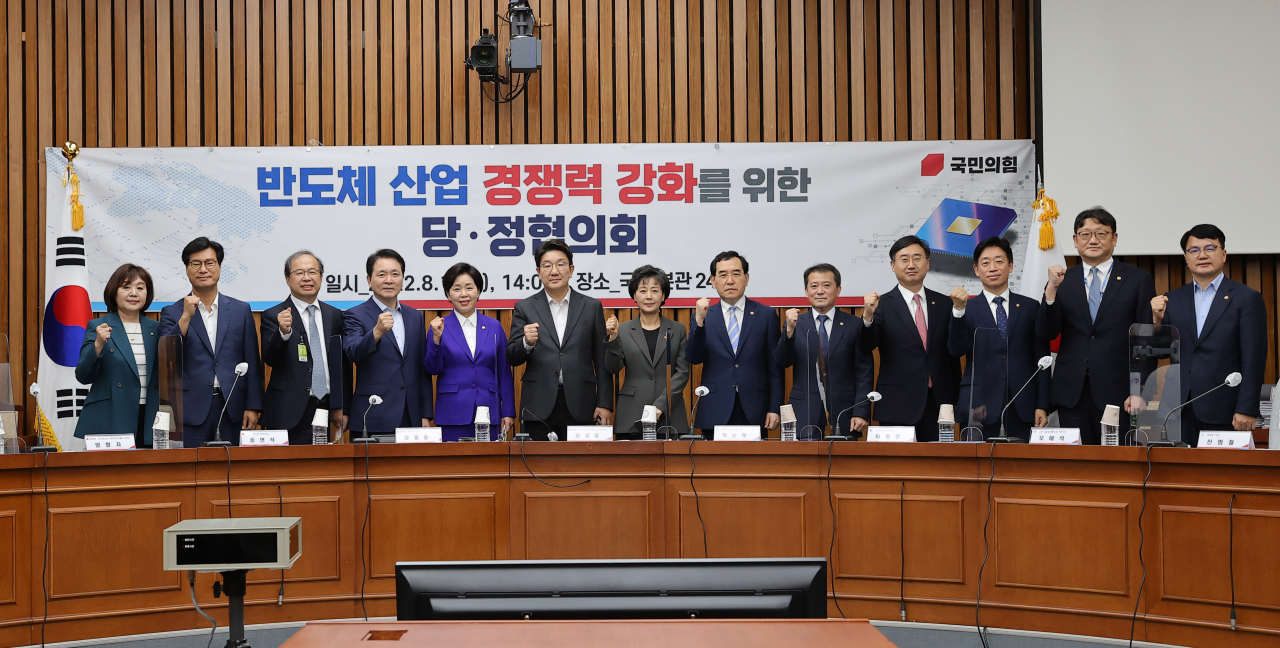 1일 국회에서 열린 반도체 산업 경쟁력 강화를 위한 당·정 정책협의회에서 권성동 국민의힘 원내대표, 양향자 반도체 특위 위원장, 박순애 사회부총리, 이창양 상업통상자원부 장관 등 참석자들이 기념촬영을 하고 있다. [이상섭 기자]