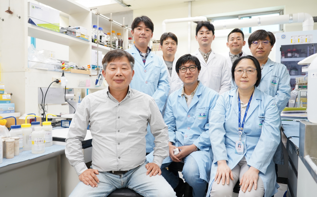 김해진(아래 왼쪽) 한국기초과학지원연구원 소재연구부 박사 연구팀.[한국기초과학지원연구원 제공]