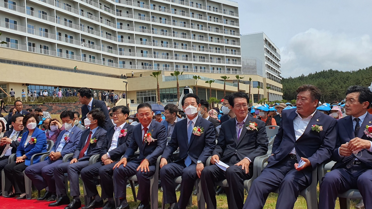 김영록 전남지사, 박우량 신안군수, 최일기 지오그룹 회장 등이 참석한 가운데 지난달 라마다&씨원리조트 그랜드오픈 개장식이 열렸다. 서인주 기자