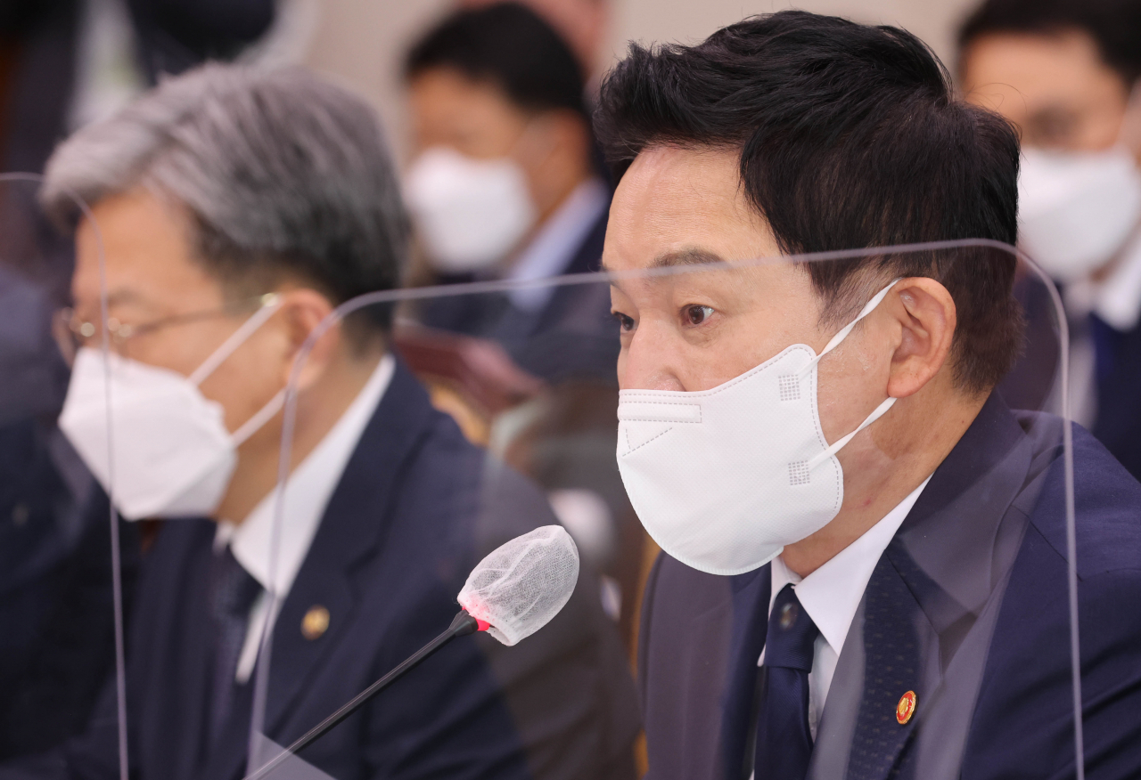 원희룡 국토교통부 장관이 1일 국회에서 열린 국토교통위원회 전체회의에서 의원 질의에 답변하고 있다. [연합]