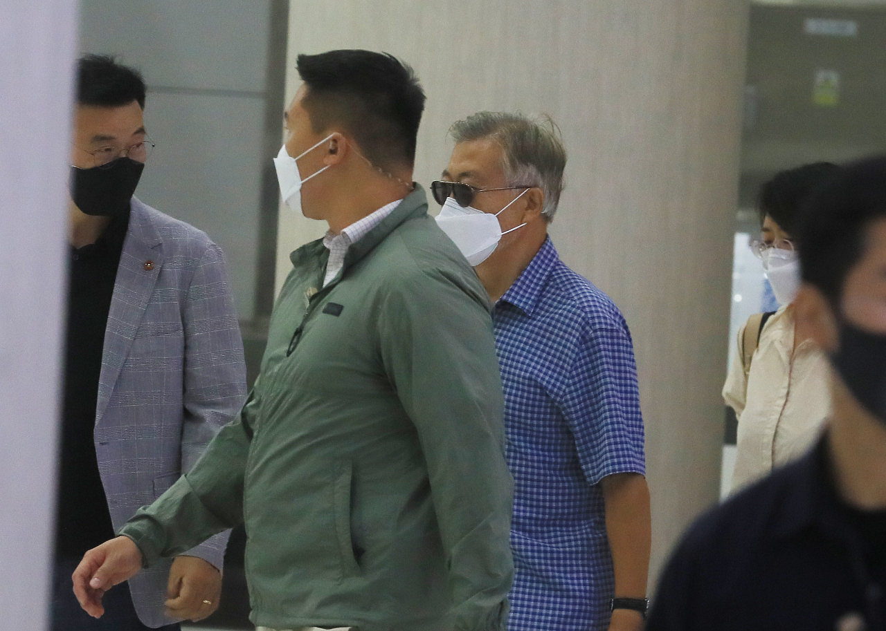 1일 오후 여름 휴가차 제주공항에 도착한 문재인 전 대통령. 문 전 대통령은 1주일간 제주에 머물며 휴양할 예정인 것으로 알려졌다. [연합]