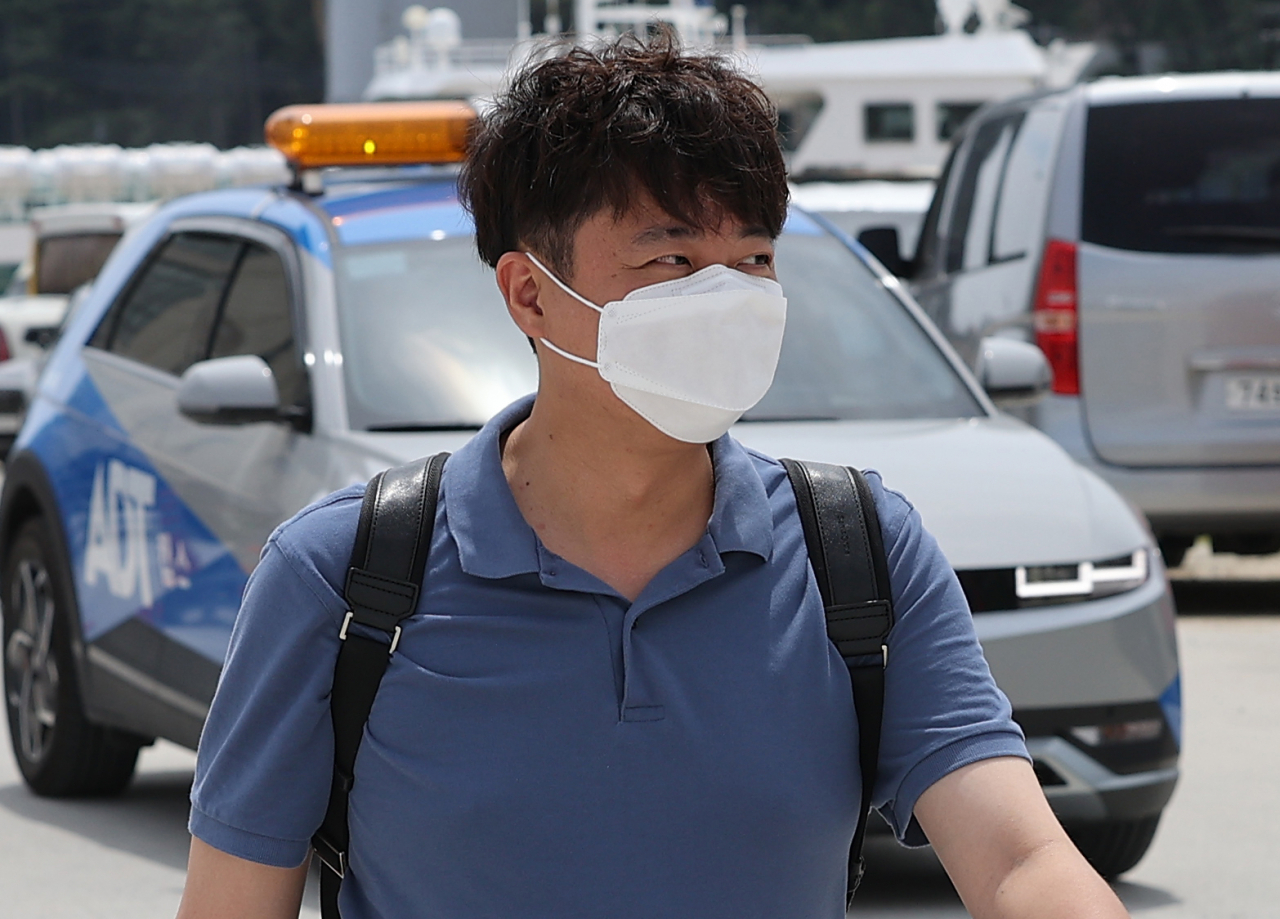 국민의힘 이준석 대표가 27일 경북 울릉군 사동항 여객터미널에서 선박 탑승을 위해 이동하고 있다. 연합뉴스