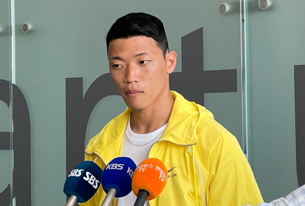 잉글랜드 프로축구 울버햄프턴의 황희찬이 9일 오전 인천국제공항 제1여객터미널에서 취재진의 질문을 듣고 있다. 연합뉴스