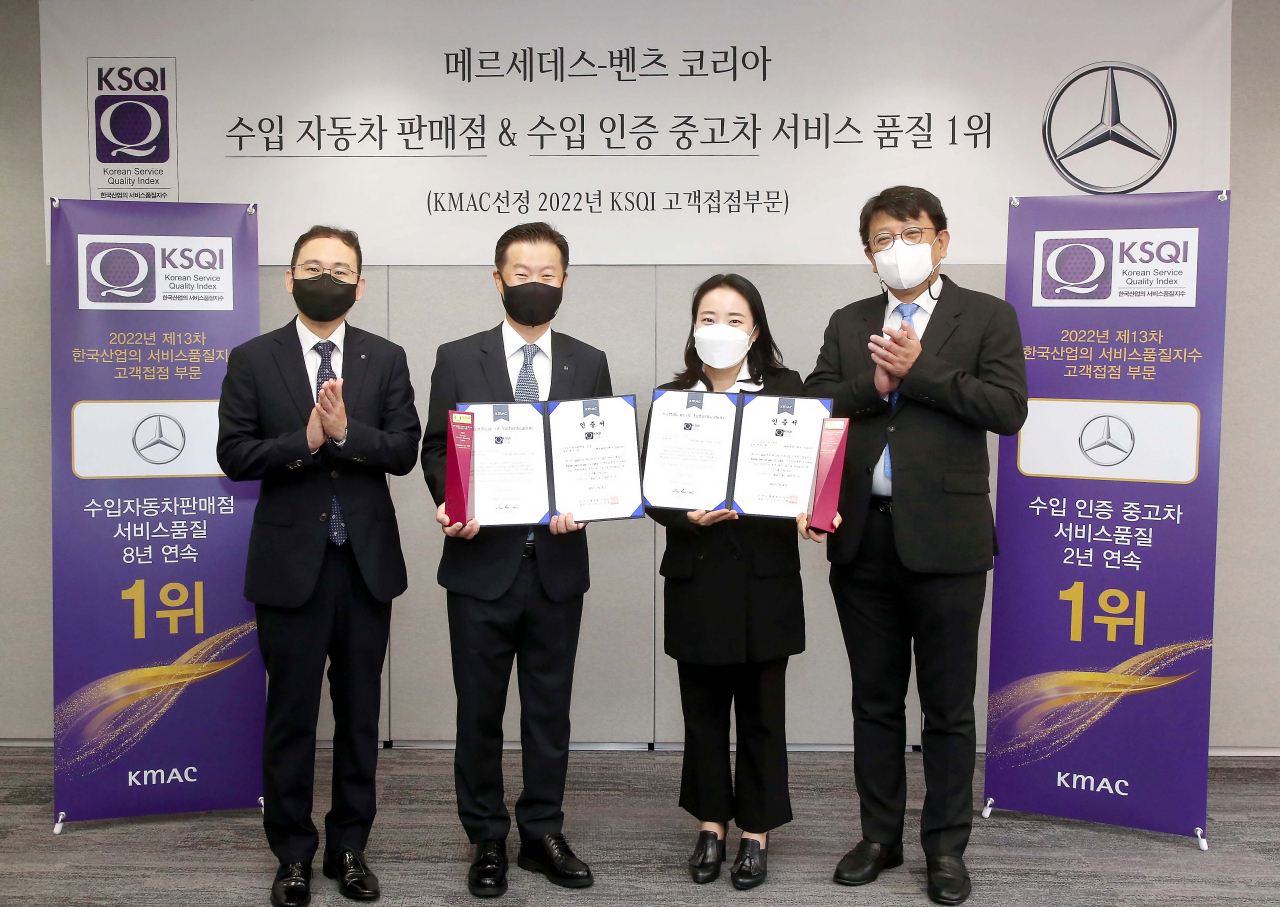 이기동(왼쪽부터) 한국능률협회컨설팅 사업가치진단본부 본부장, 이상국 메르세데스-벤츠코리아 세일즈 부문 총괄 부사장, 최나리 벤츠코리아 법인영업 인증중고차 및 밴 부문 상무, 이립 한국능률협회컨설팅 상무가 벤츠코리아의 ‘한국산업 서비스품질지수(KSQI)’ 2관왕 달성을 기념해 기념사진을 촬영하고 있다. [메르세데스-벤츠코리아 제공]