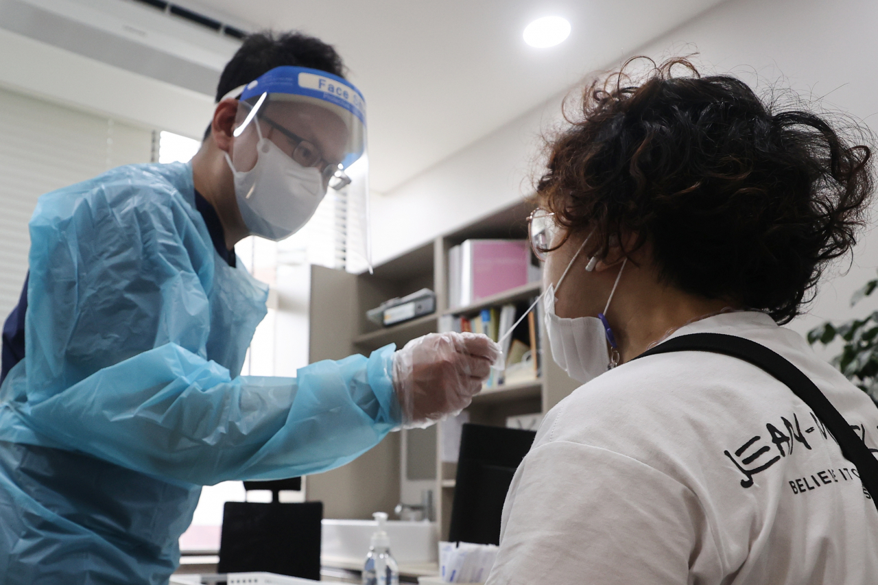 2일부터 코로나19 확진자 접촉 무증상자들도 신속항원검사 시 건강보험의 적용을 받는다. 기존에는 3만~5만원의 금액을 부담해야 했으나 내일부터 건강보험이 적용되면 진찰료 5000원만 부담하게 된다. 1일 서울 시내 한 병원에서 신속항원검사를 받는 시민. [연합]