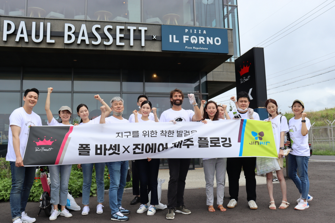 커피전문점 폴 바셋이 지난 1일 진에어와 함께 제주도에서 임직원 플로깅 행사를 진행했다. 이날 행사에는 바리스타 폴 바셋이 참여했다. [폴바셋 제공]