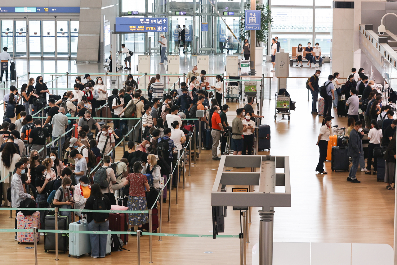 인천국제공항 제1여객터미널 출국장이 승객들로 북적이고 있다. [연합]