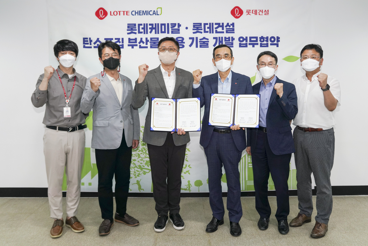 롯데케미칼이 지난달 27일 롯데건설과 탄소포집용 기체분리막 활용 고순도 질소 생산 기술 개발을 위한 양해각서 체결 후 기념사진을 찍고 있다, [롯데케미칼 제공]