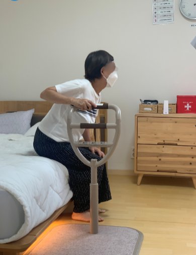기립보조손잡이. [서초구 제공]